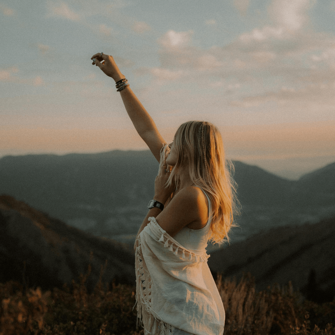 vrouw voelt rust in lichaam tijdens zelfheling op eigen tempo